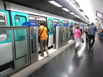Ограждения в парижском метро. Фото пользователя Pline с сайта en.wikipedia.org
